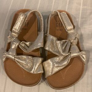New Gap Sandals sz 5-6T